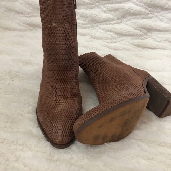 Hinge Leather Booties size 7 - Picture 2 of 2
